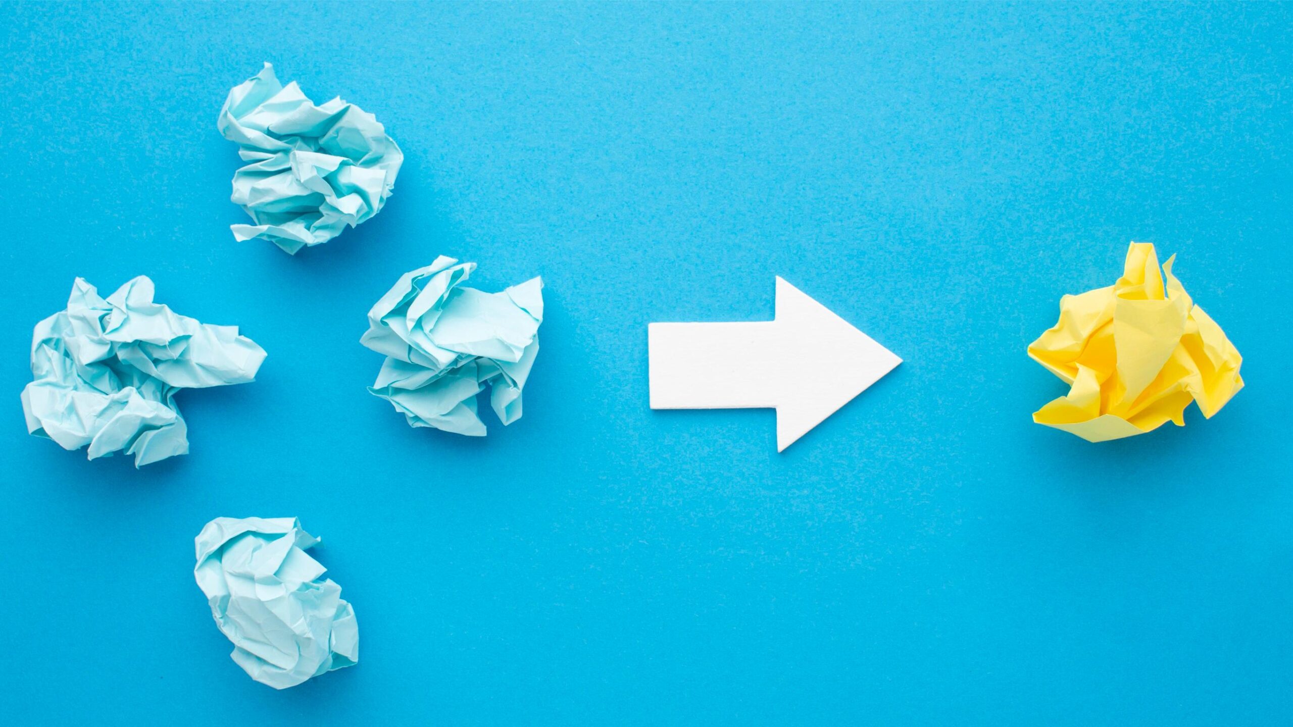 Imagen conceptual sobre tomar decisiones a tiempo: de la confusión a una elección clara para planificar un intercambio escolar.